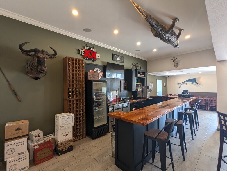 More Photos Of 1465 N Main St, Vidor Freestanding For Sale