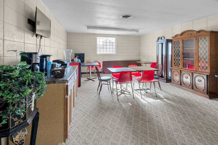 More Photos Of 338 Hazel St, Poplar Bluff Showroom For Sale