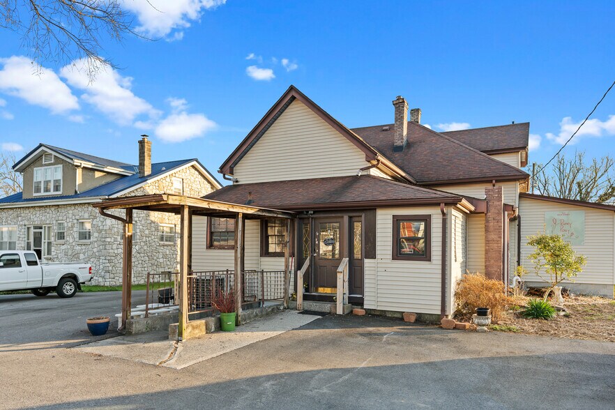 More Photos Of 223 Helm St, Elizabethtown General Retail For Sale