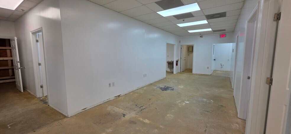 More Photos Of 7810 Kingspointe Pky, Orlando Warehouse For Lease