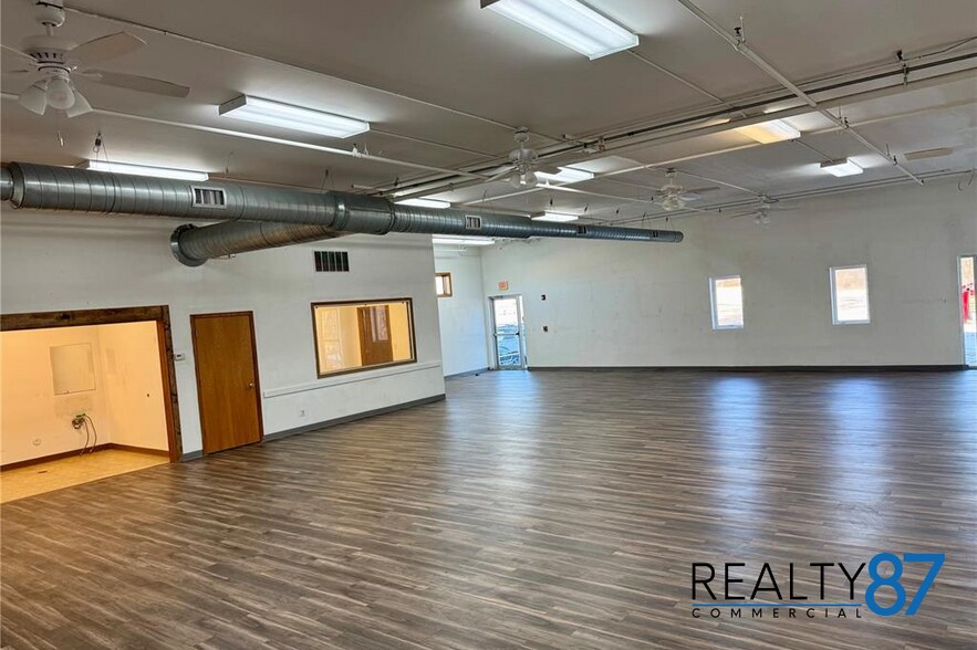 More Photos Of 266 Blairs Ferry Rd NE, Cedar Rapids Storefront For Lease
