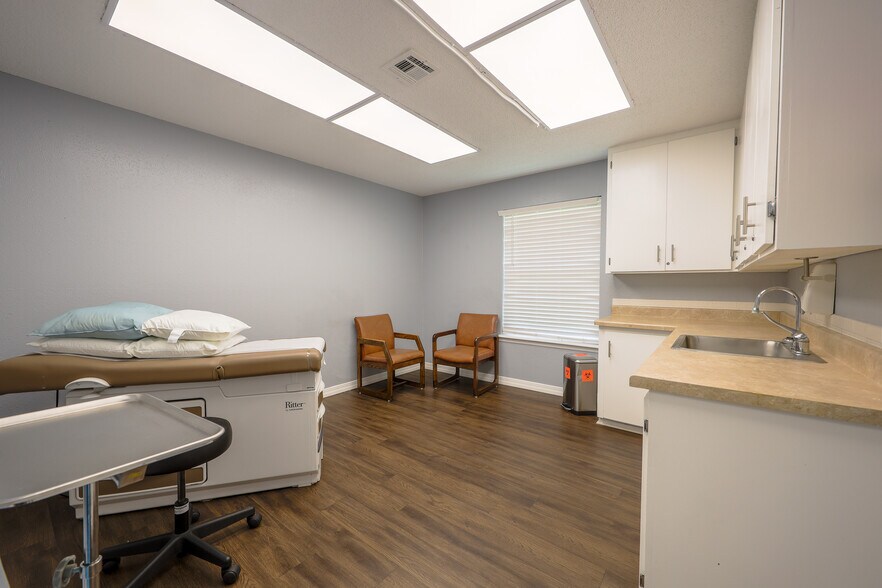 More Photos Of 601 S Broadway St, Grove Medical For Sale