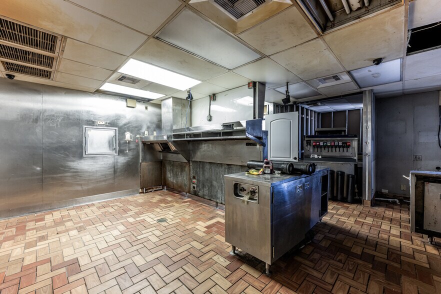 More Photos Of 130 Interstate 45 N, Huntsville General Retail For Sale