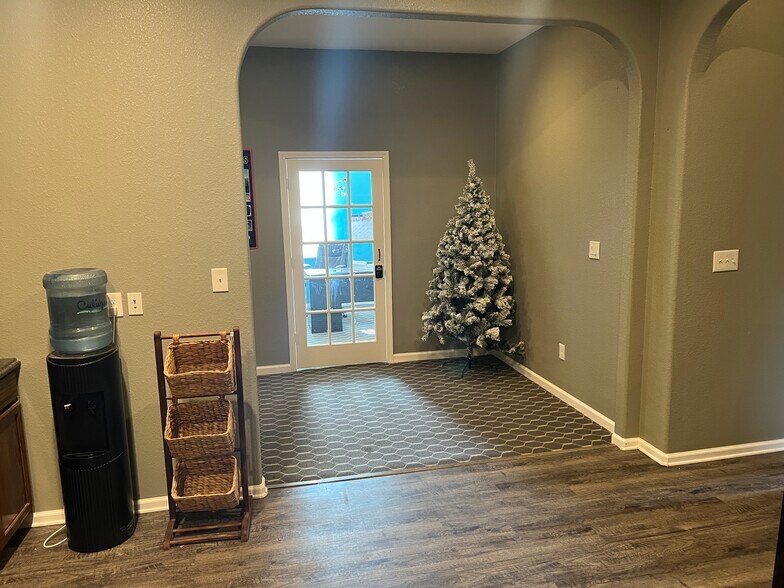 More Photos Of 15014 Iowa St, Austin Office Residential For Sale