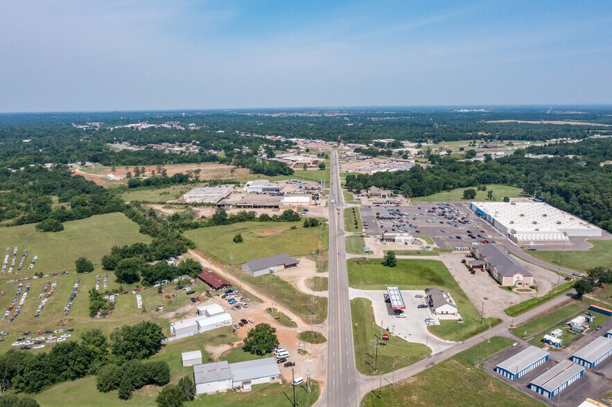 More Photos Of 1910 E Jackson St, Hugo Freestanding For Sale
