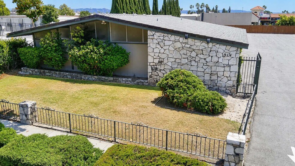 Primary Photo Of 910-914 E Gladstone St, Azusa Medical For Lease