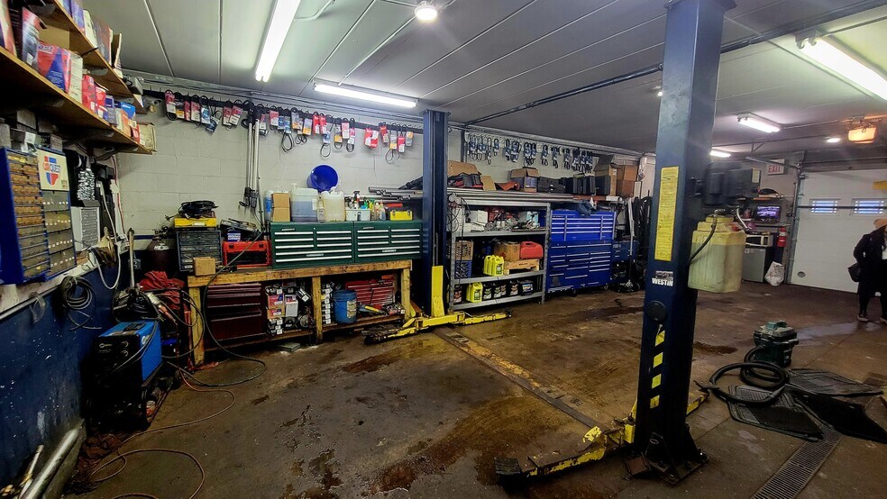 More Photos Of 635 Burnham Ave, Calumet City Auto Repair For Sale