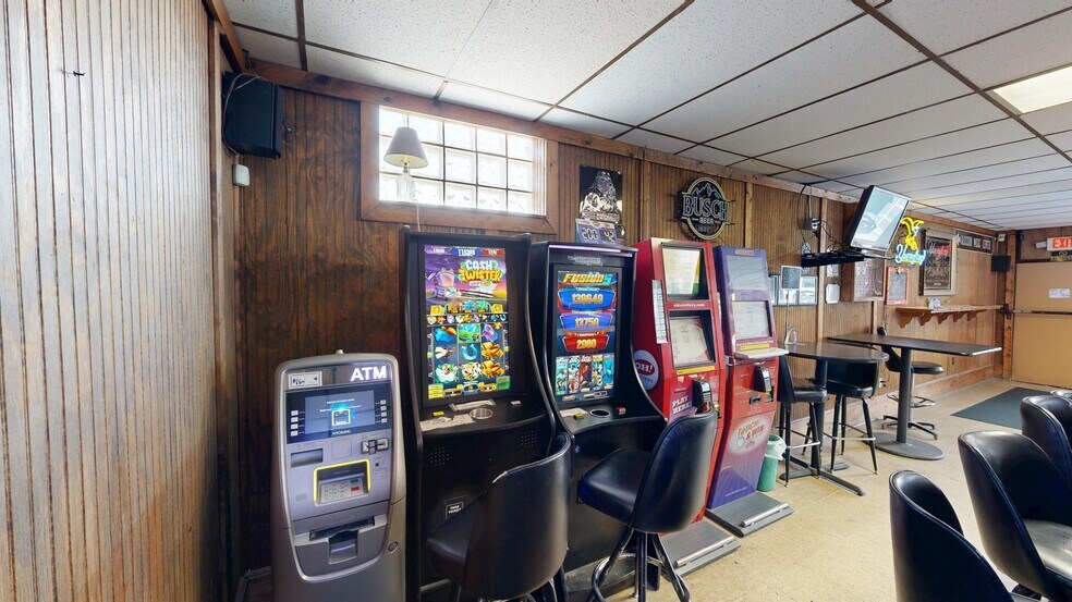 More Photos Of 46 S Leavitt Rd, Leavittsburg Bar For Sale