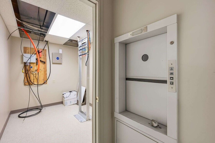 More Photos Of 412 E River St, Elyria Office For Sale