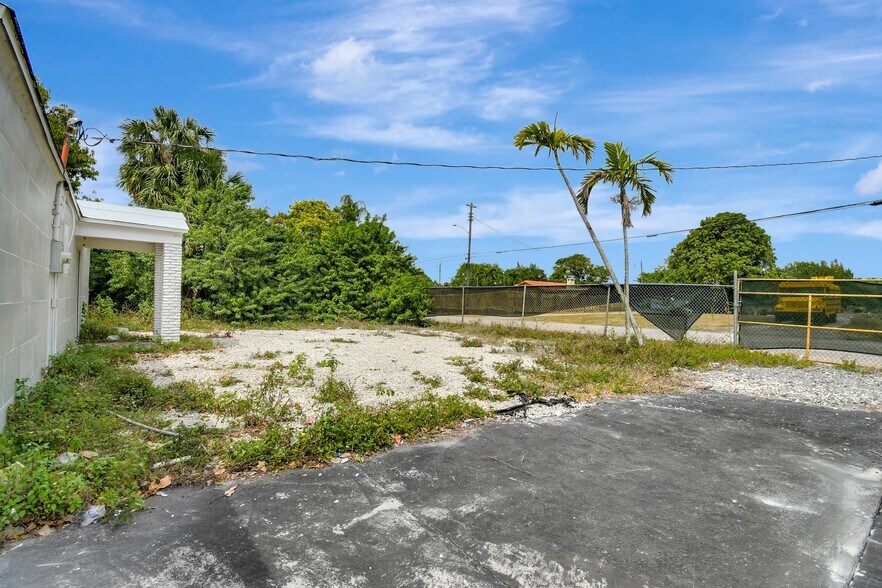 More Photos Of 2160 NW 24th St, Fort Lauderdale Auto Dealership For Sale