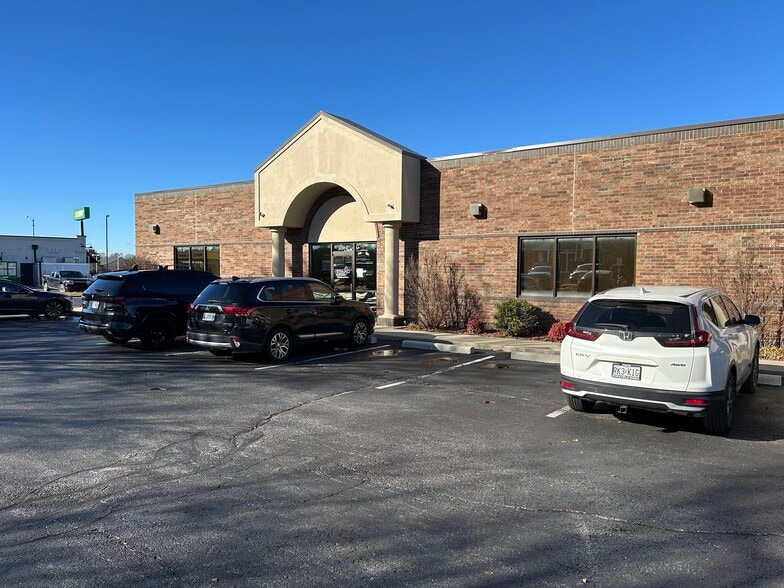 More Photos Of 1230 E Kingsley St, Springfield Medical For Lease