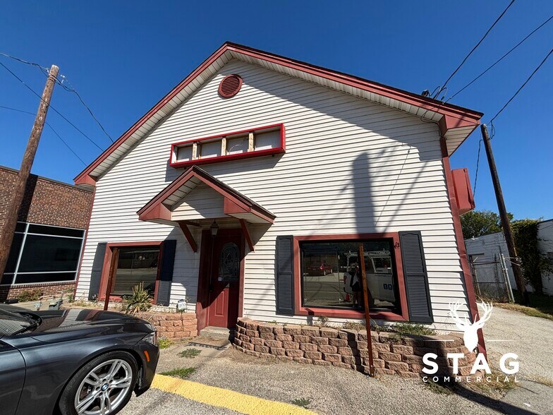 More Photos Of 711 S Elm St, Denton Office For Lease