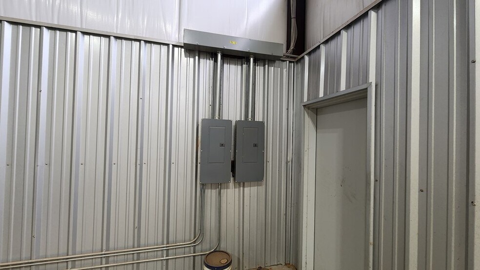 More Photos Of 1509 Lynn Ave, Lamesa Industrial For Sale