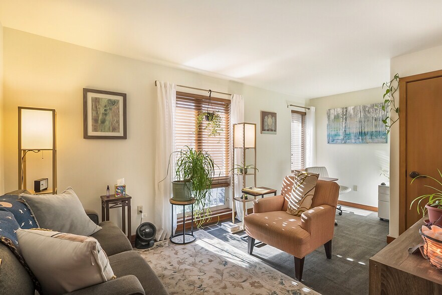 More Photos Of 336 NE Norton Ave, Bend Office For Sale