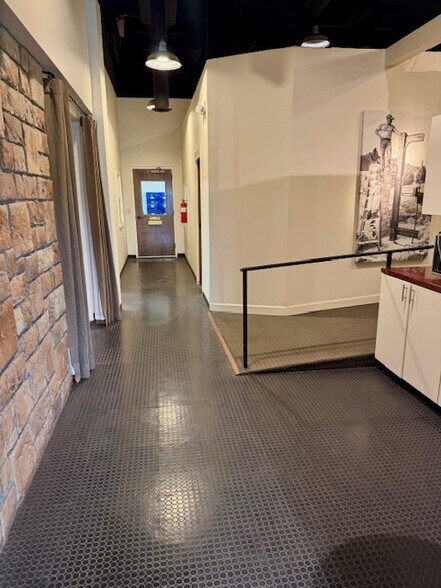 More Photos Of 7121 Cockrill Bend Blvd, Nashville Warehouse For Lease