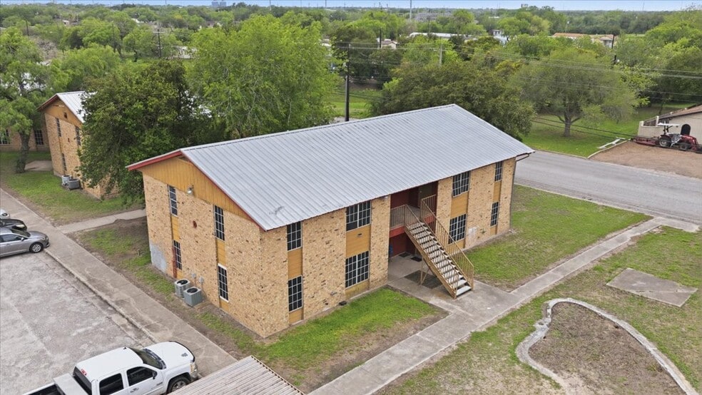 More Photos Of 600 E Crockett St, Beeville Apartments For Sale