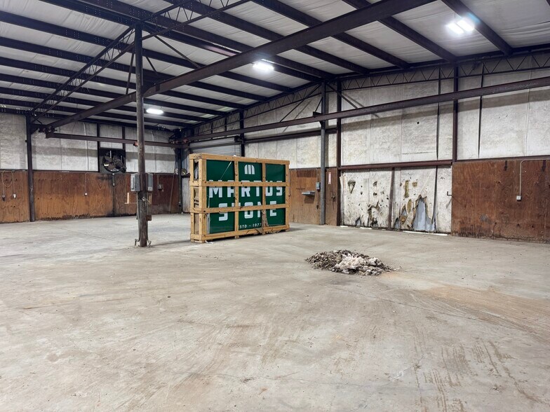 More Photos Of 1208 S Chestnut St, Lufkin Showroom For Sale