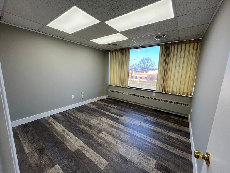 More Photos Of 15887 Snow Rd, Brook Park Medical For Lease