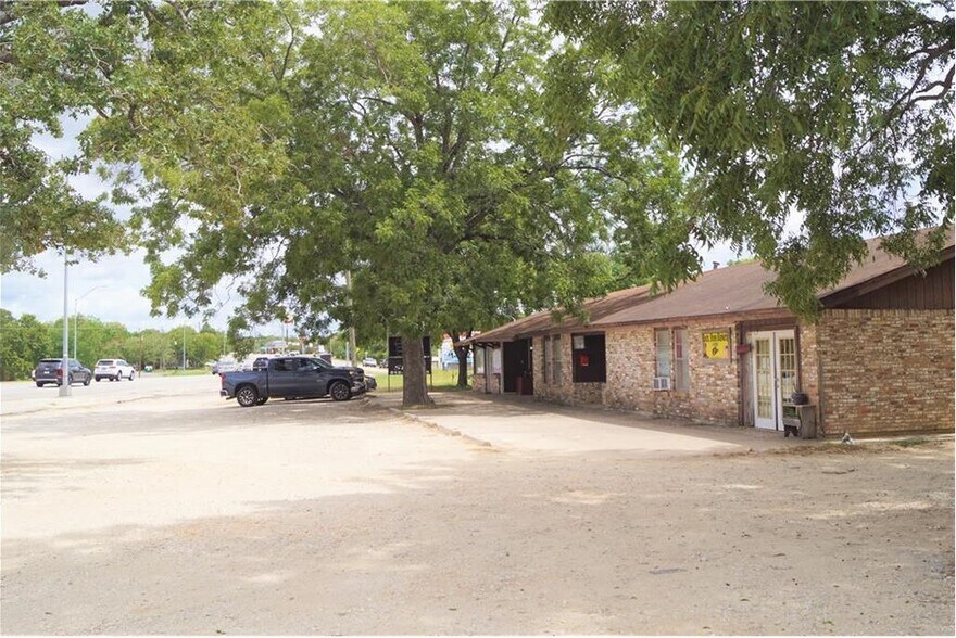 More Photos Of Highway 290, Elgin Office For Sale