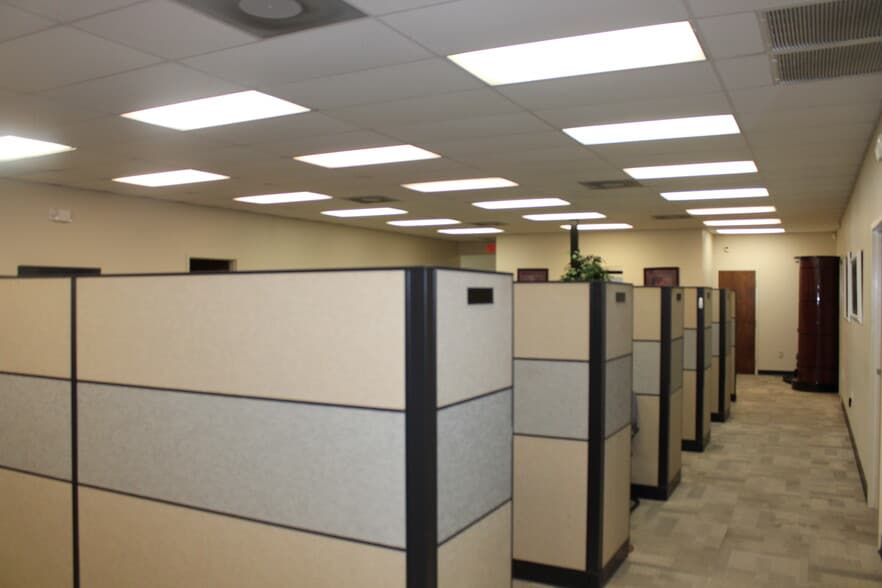 More Photos Of 200 Emerald Bay Dr, Oldsmar Office For Sale