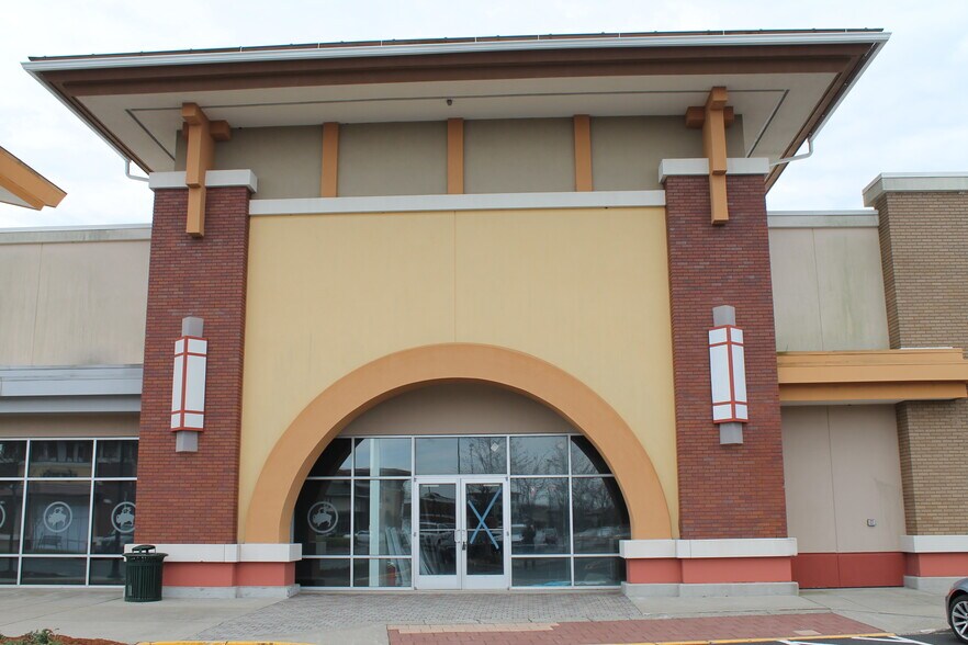 More Photos Of 376 Universal Dr N, North Haven Storefront For Lease