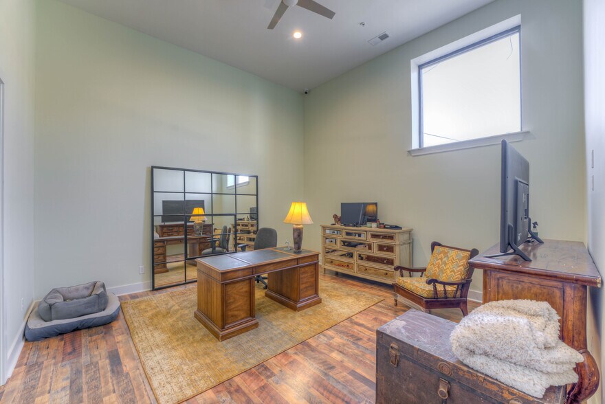 More Photos Of 405 Monroe Ave, Memphis Showroom For Sale