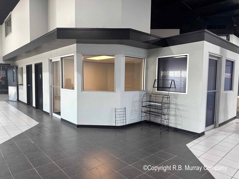 More Photos Of 350 S Ingram Mill Rd, Springfield Showroom For Lease