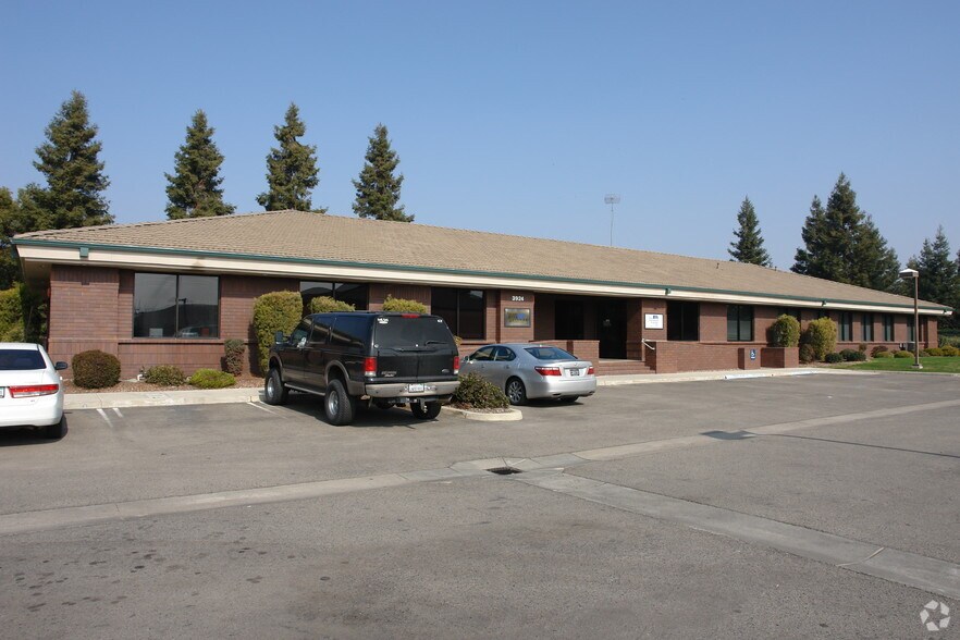 More Photos Of 3924 W Caldwell Ave, Visalia Office For Lease