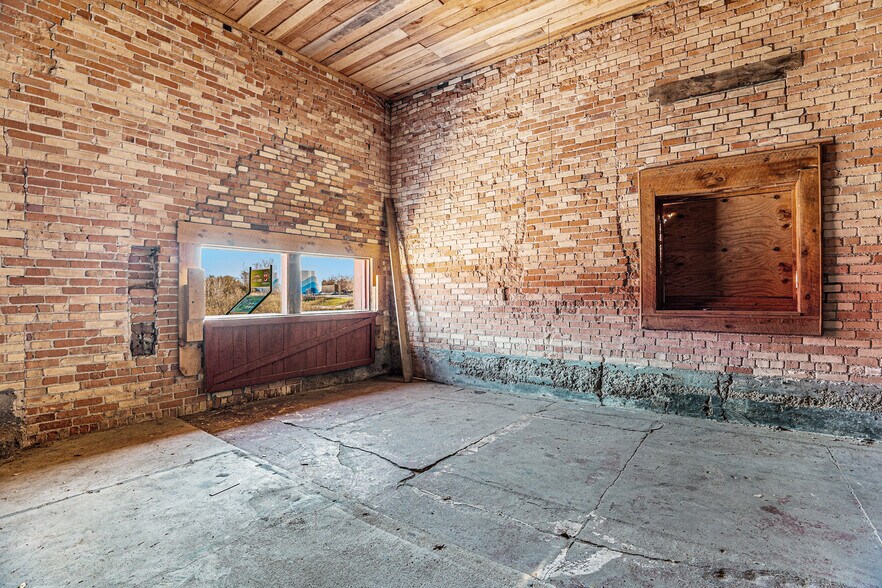 More Photos Of 226 Baldwin St, Big Rapids Light Distribution For Sale