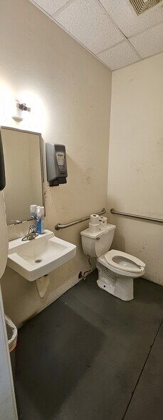 More Photos Of 1076 Business Ln, Naples Showroom For Lease