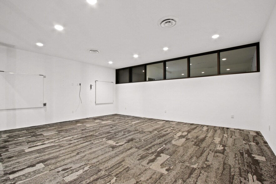 More Photos Of 3650 S Holdrege Ave, Los Angeles Light Manufacturing For Lease