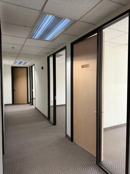 More Photos Of 100 E Big Beaver Rd, Troy Office For Lease