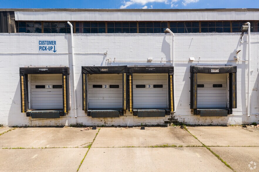 More Photos Of 207 Pond Ave, Middlesex Warehouse For Lease