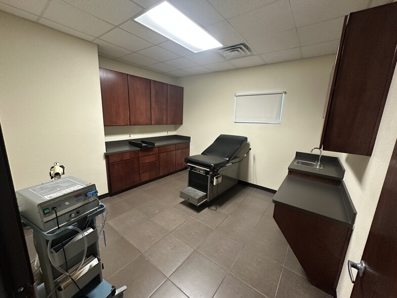 More Photos Of 2535 Charlotte St, Denton Medical For Lease