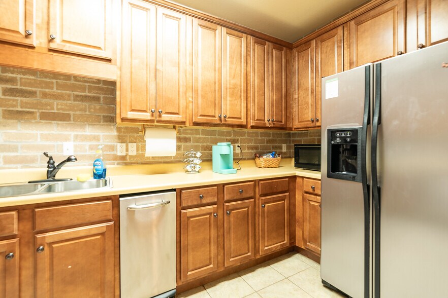 More Photos Of 130 Willowcreek Blvd, Sweetwater Medical For Sale