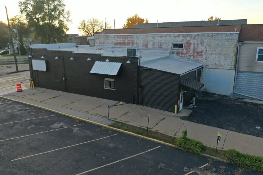 More Photos Of 213 E Washington St, East Peoria General Retail For Sale