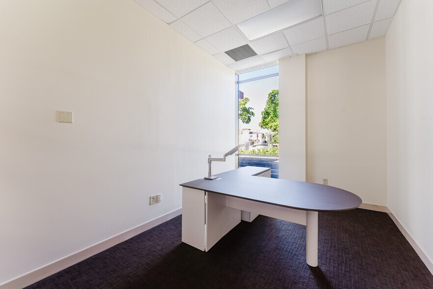 More Photos Of 990-1000 N Federal Hwy, Boca Raton Storefront Retail Office For Lease