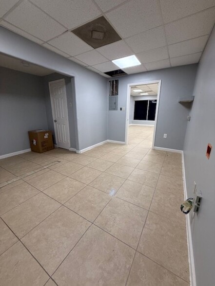 More Photos Of 401-415 Edgebrook Dr, Houston Unknown For Lease