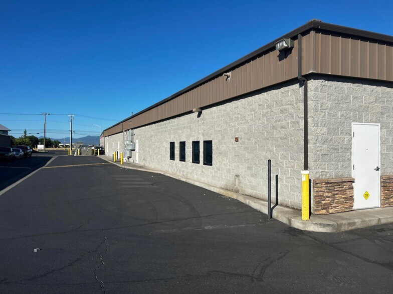 More Photos Of 8336 Highway 62 Hwy, White City Storefront Retail Office For Lease