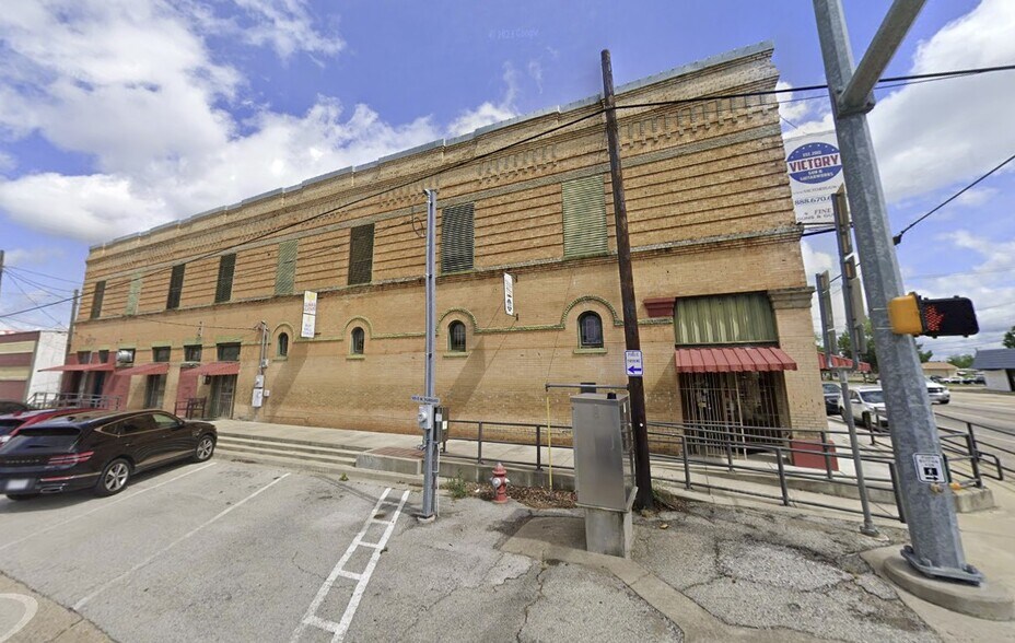 More Photos Of 100 N Main St, Lindale General Retail For Sale