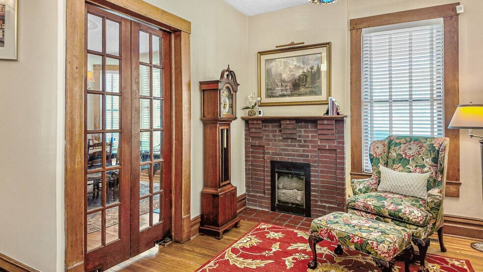 More Photos Of 323 Ballengee St, Hinton Office For Sale