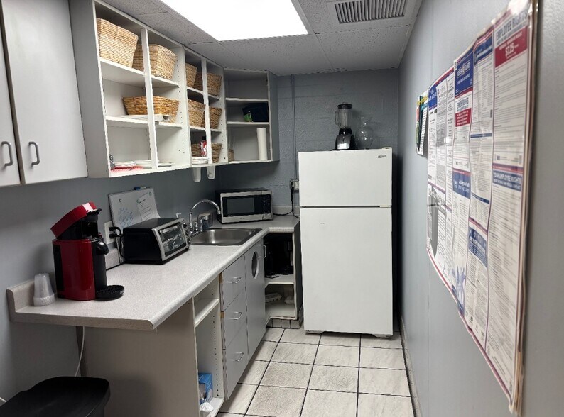 More Photos Of 3600 NE 5th Ave, Oakland Park Truck Terminal For Lease