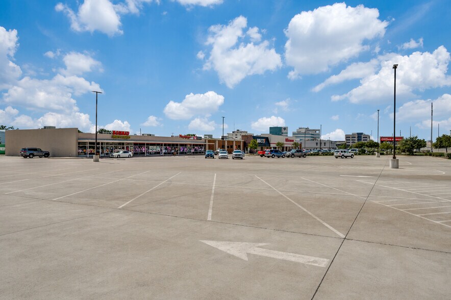 More Photos Of 930-1000 W Airport Fwy, Irving Health Club For Sale