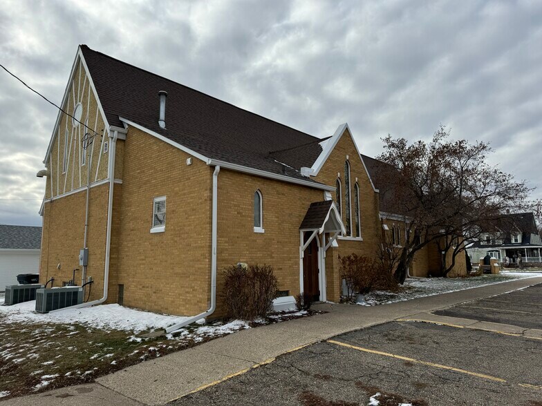 More Photos Of 210 5th Ave NW, Mandan Specialty For Sale