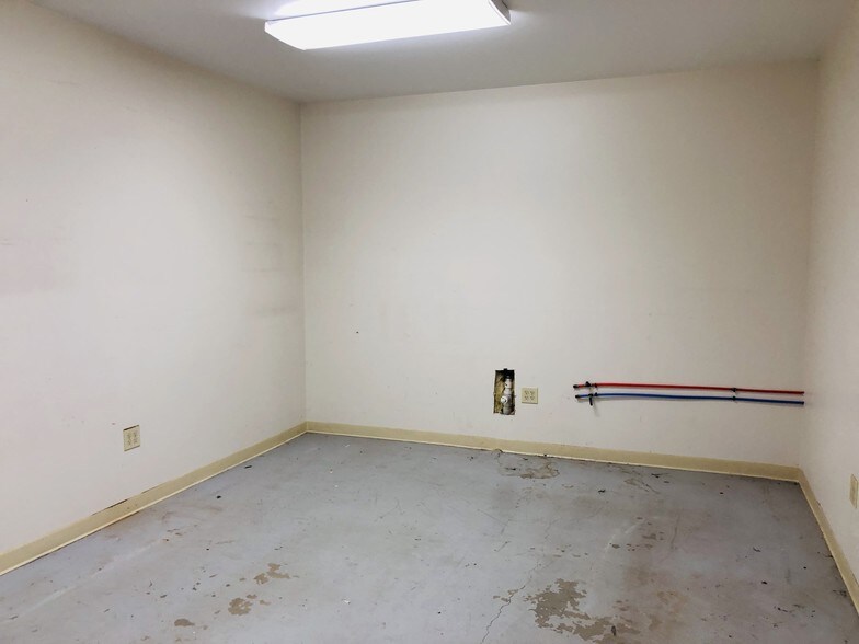 More Photos Of 120-122 W Broadway St, New Lexington Office For Lease