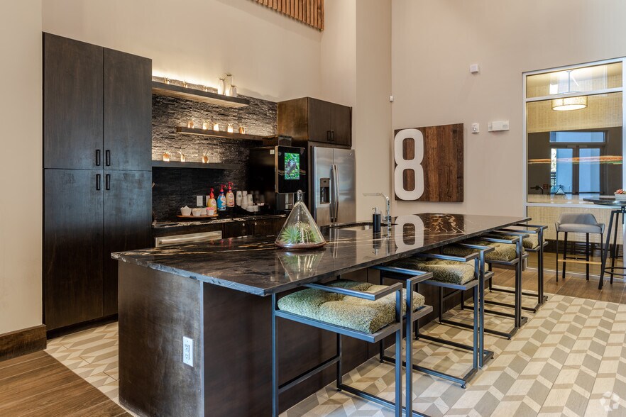 More Photos Of 305 W Commerce St, Dallas Apartments For Lease