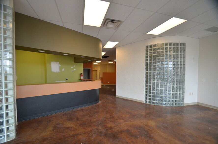 More Photos Of 3860-3884 Vogel Rd, Arnold Storefront For Lease