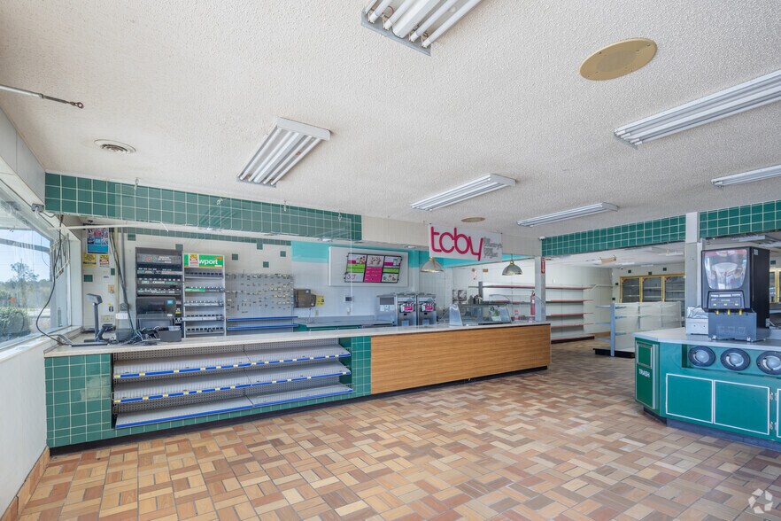 More Photos Of 5 Lane St, Yemassee Storefront For Sale