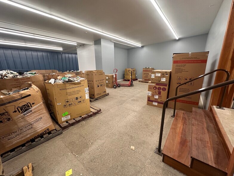 More Photos Of 1623-1635 Chicago Dr SW, Grand Rapids Freestanding For Lease