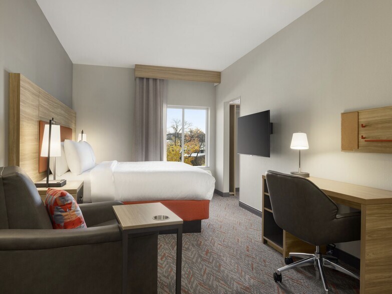 More Photos Of 14831 Military Rd S, Tukwila Hotel For Sale